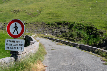 Sign with a person walking on it and the words "Fermure pour raisons de securite" written underneath