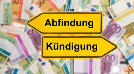 Ein Wegweiser zeigt in unterschiedliche Richtungen mit der Aufschrift Abfindung und Kündigung mit...
