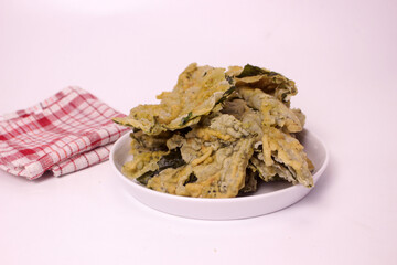 a plate of spinach leaves crackers