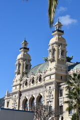Obraz premium Stunning Architecture of the Monte Carlo Casino Against a Bright Blue Sky