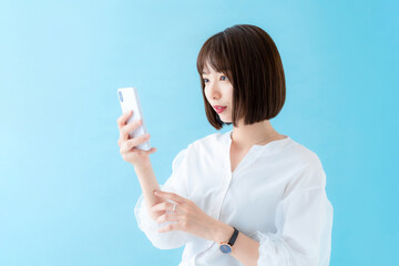 スマホを使う女性