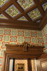 Villa Perrusson (intérieur) à Écuisses : ornements décoratifs en céramique au plafond et...