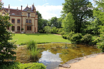 Villa Perrusson (extérieur) : le bassin (en face de la façade est) dans le parc