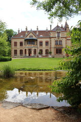 Obraz premium Villa Perrusson (extérieur, façade est) vue depuis le parc et le bassin