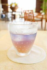 シークヮーサー果汁を注いだ、紫からオレンジのグラデーションがきれいなアイスバタフライピーティー