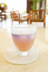 シークヮーサー果汁を注いだ、紫からオレンジのグラデーションがきれいなアイスバタフライピーティー