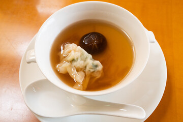 豆腐とエビワンタンの魚介の旨みスープ