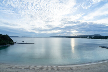 曇り空の名護浦湾海岸の日の出