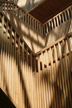 structure d'un grand escalier d'immeuble en bois 