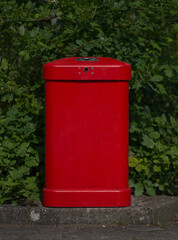 roter Mülleimer