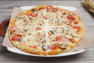 pizza with ham and cheese