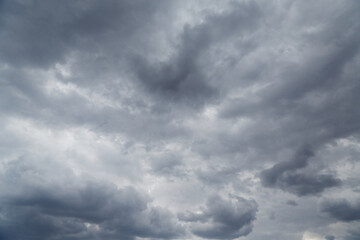 Obraz premium A wall of gray clouds covers the sky, close-up, background of clouds, approaching bad weather, stormy sky.