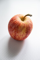 manzana roja con tallo en fondo blanco