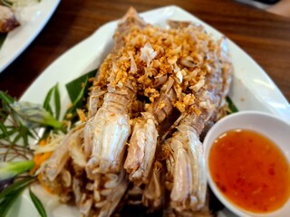 Fried mantis shrimp with garlic and pepperfried chicken wings