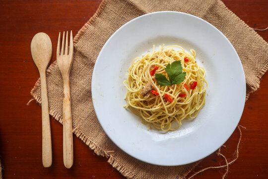aglio e olio. Italian Pasta Spaghetti, aglio olio e pepperoni ,spaghetti with garlics, olive oil and chilli peppers on plate on table