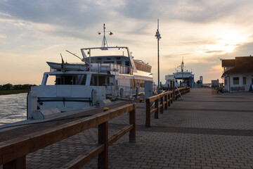 Fähren abends am Hafen von Schaprode, Fährverbindung zu der Insel Hiddensee.