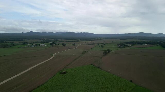 El dron sobrevuela una gran explanada verde cercana al lago de Banyoles en Catalu&ntilde;a, mostrando un paisaje natural y despejado.