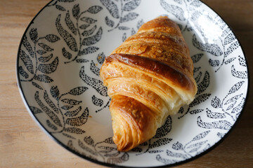 croissant dans l'assiette