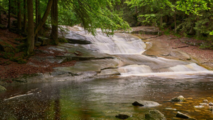 Rzeka górska Mumlava, granitowe bloki tworzące rząd małych i większych kaskad © Zbigniew