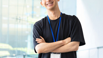 腕組みをして微笑む男性ビジネスマン