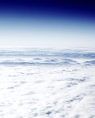 Obraz premium Above clouds mountains visible in the distance