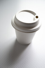 vaso de poliestireno para cafe en fondo blanco