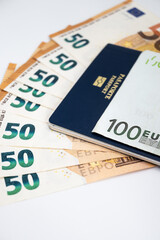 varios billetes de 50 euros, pasaporte y un billete de cien euros en fondo blanco