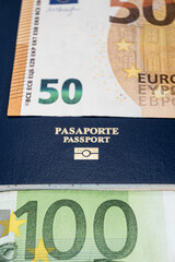 billete de cincuenta euros, pasaporte y billete de cien euros en fondo blanco