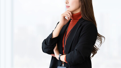 考えごとをする女性・ビジネスウーマン