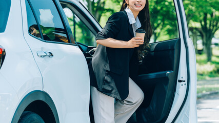 車を降りる女性・ビジネスウーマン