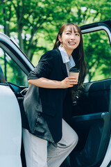 車を降りる女性・ビジネスウーマン