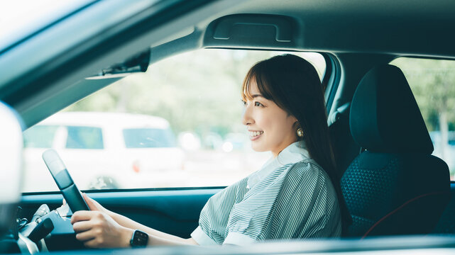 車を運転する笑顔の女性・ビジネスウーマン