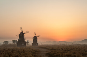 아침을 여는 포구의 일출