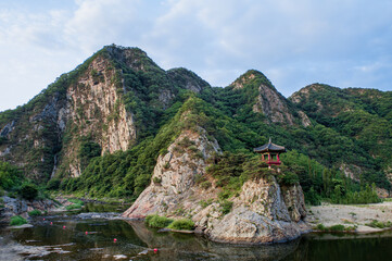 Fototapeta premium 멋진 절경에 달이 머물다 간다는 월류봉