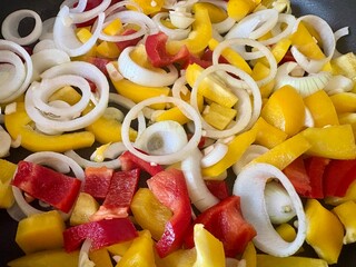 Gemüsepfanne mit Zwiebel und Peperoni