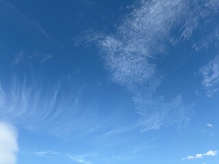 Himmel ist blau mit weissen kleinen wolcken