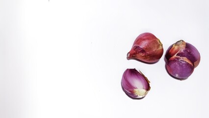 Obraz premium some red onions on a white background