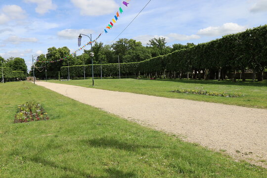 Parc du Parterre Fran&ccedil;ois-Mitterrand, parc public devant la mairie, ville de Dourdan, d&eacute;partement de l'Essonne, France