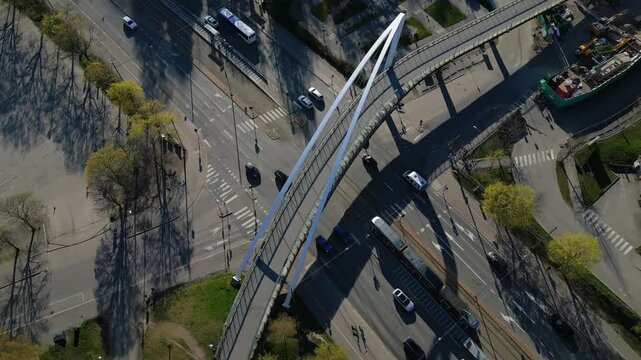 Auroran silta is located at the intersection of the Laakso, L&auml;nsi-Pasila, and Taka-T&ouml;&ouml;l&ouml; districts in Helsinki.