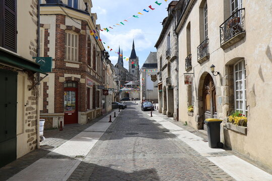 Rue pav&eacute;e typique dans le centre ville, ville de Dourdan, d&eacute;partement de l'Essonne, France