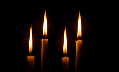 Cuatro velas encendidas con fondo negro – Luz cálida y minimalista