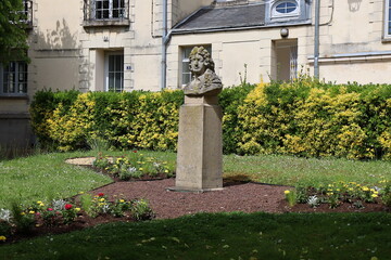 Statue représentant Jean-François REGNARD, écrivain et dramaturge français, avec l'hôtel de ville en arrière plan,  ville de Dourdan, département de l'Essonne, France