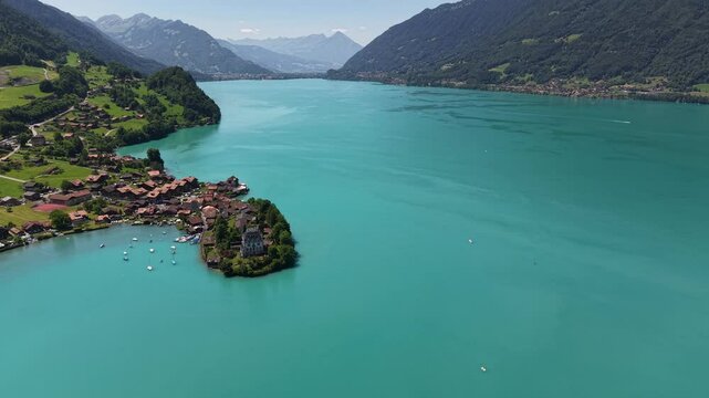 Isolotto in un lago