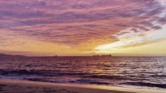 Atardecer en la costa. Puesta de sol con colores fuertes y hermosos