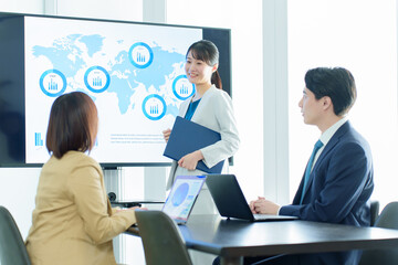 会議室でミーティングをするビジネスパーソン　企画　プロモーション　キャンペーン