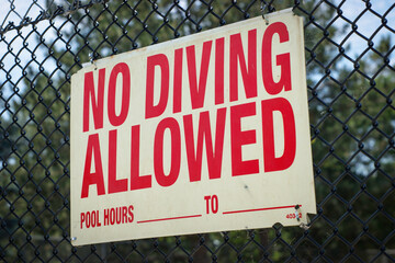 No diving sign on pool fence