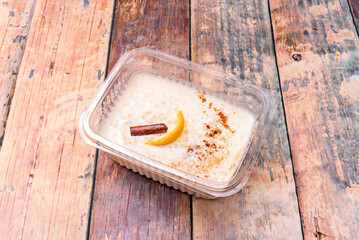 Recipe for delicious rice pudding with a touch of orange and cinnamon stick