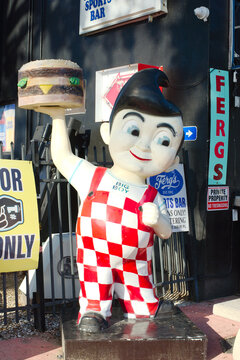 Vintage Restaurant Mascot Statue Bobs Big Boy Displayed Outside Fergs Sports Bar. Editorial Use Only,  St. Petersburg, FL , USA,  June 14, 2025. Cheerful retro-style restaurant mascot wearing red-chec