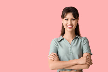 Obraz premium Smiling young woman on pink background