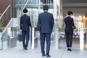 Fototapeta premium オフィスで働くビジネスマン 撮影協力：スカパー東京メディアセンター
